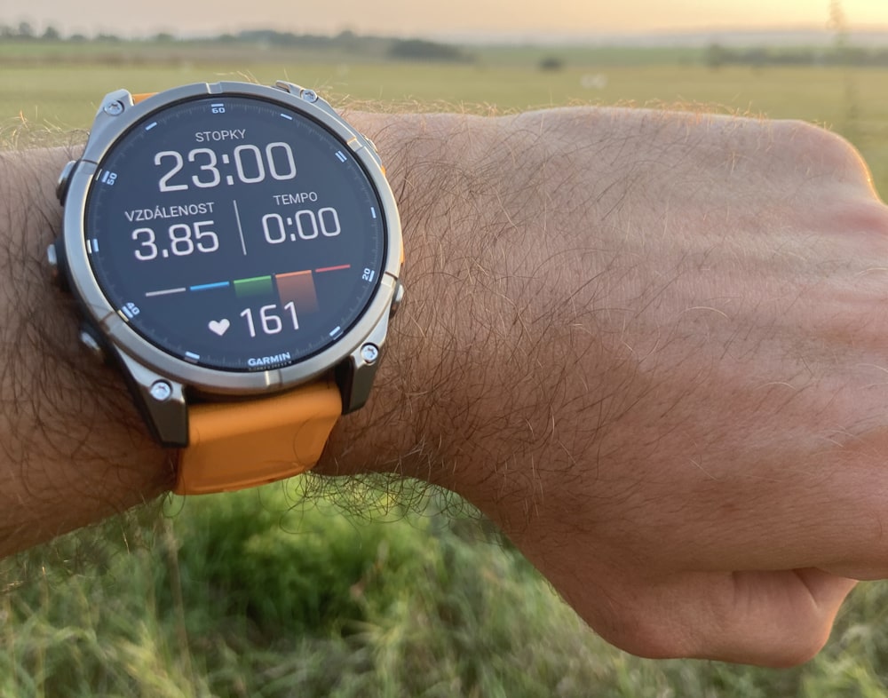 hodinky Garmin Fenix 8 na pánské ruce